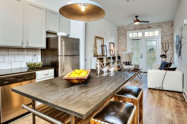 Decoração de interiores de uma grande cozinha moderna: 200 + (foto) idéias de design (cortinas, papel de parede, balcão de bar)