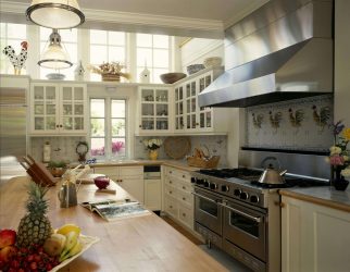Decoração de interiores de uma grande cozinha moderna: 200 + (foto) idéias de design (cortinas, papel de parede, balcão de bar)