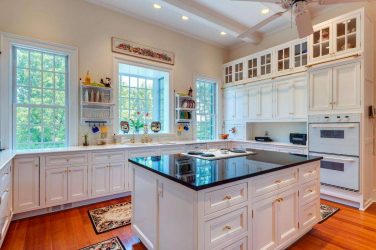 Decoração de interiores de uma grande cozinha moderna: 200 + (foto) idéias de design (cortinas, papel de parede, balcão de bar)