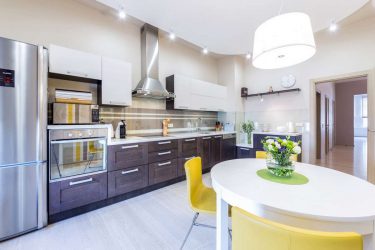 Decoração de interiores de uma grande cozinha moderna: 200 + (foto) idéias de design (cortinas, papel de parede, balcão de bar)