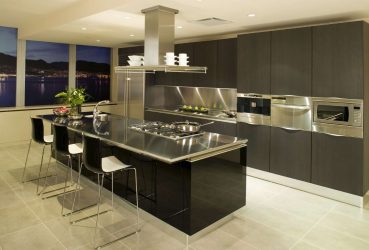 Decoração de interiores de uma grande cozinha moderna: 200 + (foto) idéias de design (cortinas, papel de parede, balcão de bar)