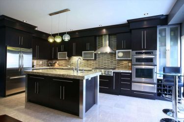 Decoração de interiores de uma grande cozinha moderna: 200 + (foto) idéias de design (cortinas, papel de parede, balcão de bar)