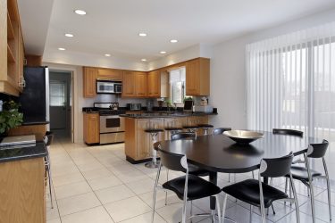 Decoração de interiores de uma grande cozinha moderna: 200 + (foto) idéias de design (cortinas, papel de parede, balcão de bar)