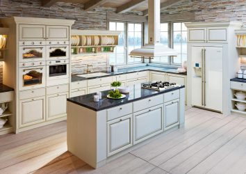 Decoração de interiores de uma grande cozinha moderna: 200 + (foto) idéias de design (cortinas, papel de parede, balcão de bar)