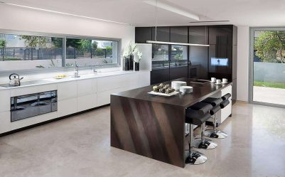 Decoração de interiores de uma grande cozinha moderna: 200 + (foto) idéias de design (cortinas, papel de parede, balcão de bar)