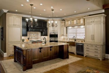 Decoração de interiores de uma grande cozinha moderna: 200 + (foto) idéias de design (cortinas, papel de parede, balcão de bar)