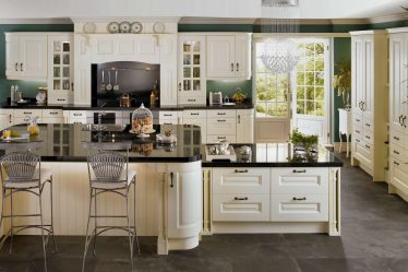 Decoração de interiores de uma grande cozinha moderna: 200 + (foto) idéias de design (cortinas, papel de parede, balcão de bar)