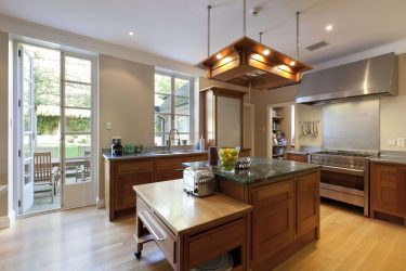 Decoração de interiores de uma grande cozinha moderna: 200 + (foto) idéias de design (cortinas, papel de parede, balcão de bar)