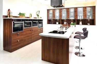 Decoração de interiores de uma grande cozinha moderna: 200 + (foto) idéias de design (cortinas, papel de parede, balcão de bar)