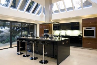 Decoração de interiores de uma grande cozinha moderna: 200 + (foto) idéias de design (cortinas, papel de parede, balcão de bar)