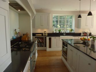 Decoração de interiores de uma grande cozinha moderna: 200 + (foto) idéias de design (cortinas, papel de parede, balcão de bar)