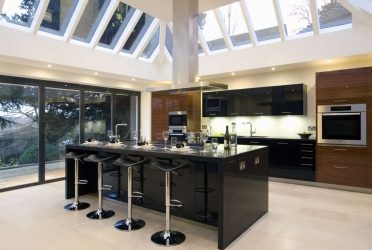 Decoração de interiores de uma grande cozinha moderna: 200 + (foto) idéias de design (cortinas, papel de parede, balcão de bar)