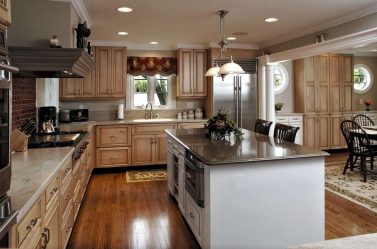 Decoração de interiores de uma grande cozinha moderna: 200 + (foto) idéias de design (cortinas, papel de parede, balcão de bar)