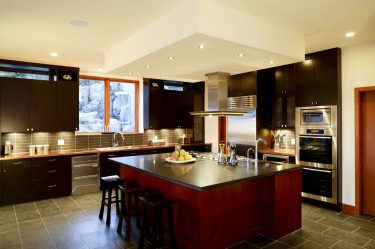 Decoração de interiores de uma grande cozinha moderna: 200 + (foto) idéias de design (cortinas, papel de parede, balcão de bar)