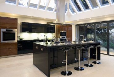 Decoração de interiores de uma grande cozinha moderna: 200 + (foto) idéias de design (cortinas, papel de parede, balcão de bar)