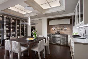Decoração de interiores de uma grande cozinha moderna: 200 + (foto) idéias de design (cortinas, papel de parede, balcão de bar)
