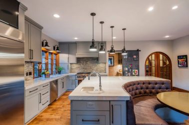 Decoração de interiores de uma grande cozinha moderna: 200 + (foto) idéias de design (cortinas, papel de parede, balcão de bar)