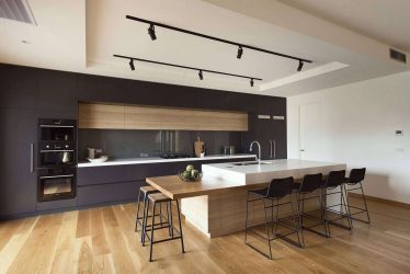 Decoração de interiores de uma grande cozinha moderna: 200 + (foto) idéias de design (cortinas, papel de parede, balcão de bar)