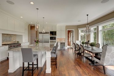 Decoração de interiores de uma grande cozinha moderna: 200 + (foto) idéias de design (cortinas, papel de parede, balcão de bar)
