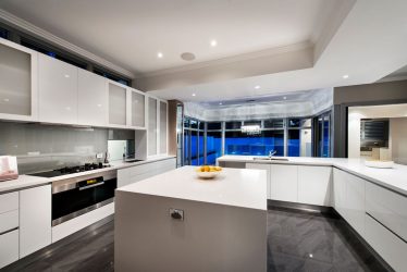 Decoração de interiores de uma grande cozinha moderna: 200 + (foto) idéias de design (cortinas, papel de parede, balcão de bar)