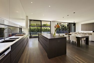 Decoração de interiores de uma grande cozinha moderna: 200 + (foto) idéias de design (cortinas, papel de parede, balcão de bar)