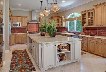 Decoração de interiores de uma grande cozinha moderna: 200 + (foto) idéias de design (cortinas, papel de parede, balcão de bar)
