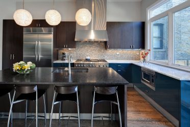 Decoração de interiores de uma grande cozinha moderna: 200 + (foto) idéias de design (cortinas, papel de parede, balcão de bar)
