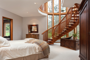 Escadas de madeira para o segundo andar em uma casa particular (75 + Fotos): pontos importantes que você deve prestar atenção ao escolher