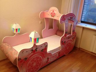 Berços do ano para meninos e meninas: projetos multifuncionais que serão confortáveis ​​para bebês