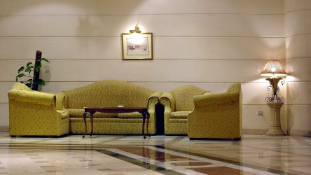 أرائك وكراسي في داخل غرفة المعيشة - كيفية ترتيب الأثاث مثيرة للاهتمام وأنيقة؟ 200+ الصور في الاسلوب الحديث