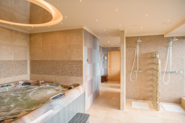 Características do design de uma banheira com hidromassagem no interior da casa e apartamento (120 + Foto). Luxo acessível com benefícios para a saúde. O que você precisa saber?