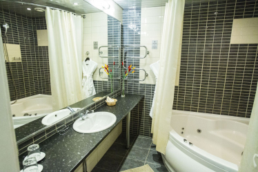 Características do design de uma banheira com hidromassagem no interior da casa e apartamento (120 + Foto). Luxo acessível com benefícios para a saúde. O que você precisa saber?