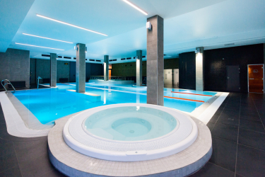 Características do design de uma banheira com hidromassagem no interior da casa e apartamento (120 + Foto). Luxo acessível com benefícios para a saúde. O que você precisa saber?