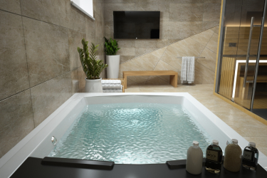 Características do design de uma banheira com hidromassagem no interior da casa e apartamento (120 + Foto). Luxo acessível com benefícios para a saúde. O que você precisa saber?