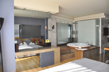 Características do design de uma banheira com hidromassagem no interior da casa e apartamento (120 + Foto). Luxo acessível com benefícios para a saúde. O que você precisa saber?