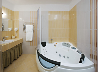 Características do design de uma banheira com hidromassagem no interior da casa e apartamento (120 + Foto). Luxo acessível com benefícios para a saúde. O que você precisa saber?