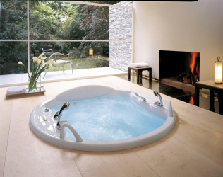 Características do design de uma banheira com hidromassagem no interior da casa e apartamento (120 + Foto). Luxo acessível com benefícios para a saúde. O que você precisa saber?