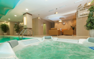 Características do design de uma banheira com hidromassagem no interior da casa e apartamento (120 + Foto). Luxo acessível com benefícios para a saúde. O que você precisa saber?