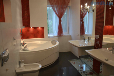 Características do design de uma banheira com hidromassagem no interior da casa e apartamento (120 + Foto). Luxo acessível com benefícios para a saúde. O que você precisa saber?