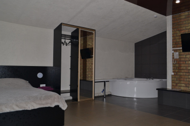 Características do design de uma banheira com hidromassagem no interior da casa e apartamento (120 + Foto). Luxo acessível com benefícios para a saúde. O que você precisa saber?
