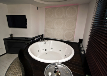 Características do design de uma banheira com hidromassagem no interior da casa e apartamento (120 + Foto). Luxo acessível com benefícios para a saúde. O que você precisa saber?