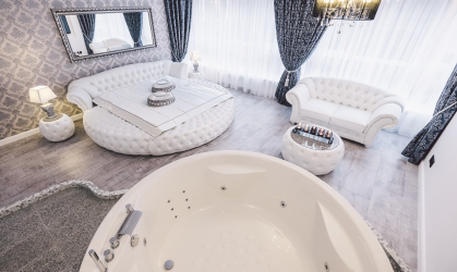 Características do design de uma banheira com hidromassagem no interior da casa e apartamento (120 + Foto). Luxo acessível com benefícios para a saúde. O que você precisa saber?
