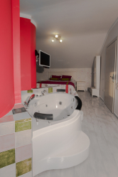 Características do design de uma banheira com hidromassagem no interior da casa e apartamento (120 + Foto). Luxo acessível com benefícios para a saúde. O que você precisa saber?