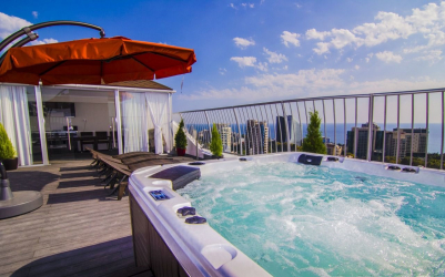 Características do design de uma banheira com hidromassagem no interior da casa e apartamento (120 + Foto). Luxo acessível com benefícios para a saúde. O que você precisa saber?
