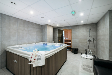 Características do design de uma banheira com hidromassagem no interior da casa e apartamento (120 + Foto). Luxo acessível com benefícios para a saúde. O que você precisa saber?