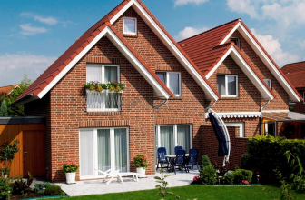 210+ Photos of beautiful brick houses (one-story / two-story). Facing the facades with their own hands