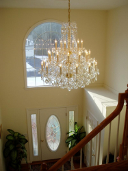 Crie uma bela iluminação (150 + Foto): lustres de cristal no interior da sala e quarto (teto, pendurado, clássico)