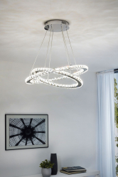 Crie uma bela iluminação (150 + Foto): lustres de cristal no interior da sala e quarto (teto, pendurado, clássico)