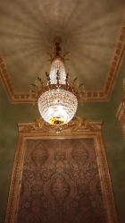 Crie uma bela iluminação (150 + Foto): lustres de cristal no interior da sala e quarto (teto, pendurado, clássico)