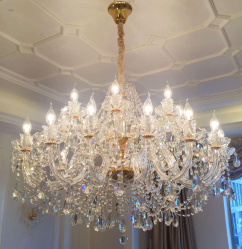 Crie uma bela iluminação (150 + Foto): lustres de cristal no interior da sala e quarto (teto, pendurado, clássico)